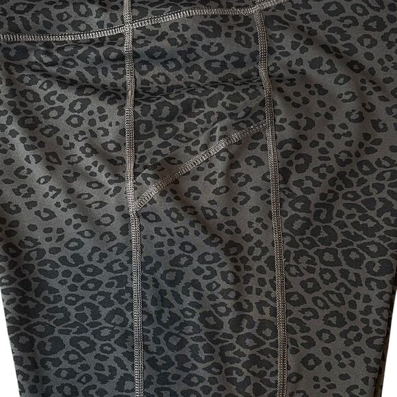 Torrid Performance Core Leopard 9" Active Bike Shorts w/ Side Pockets Size 1 1x - Picture 5 of 7